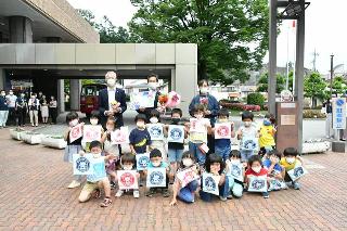山梨英和ダグラスこども園より花束のプレゼント