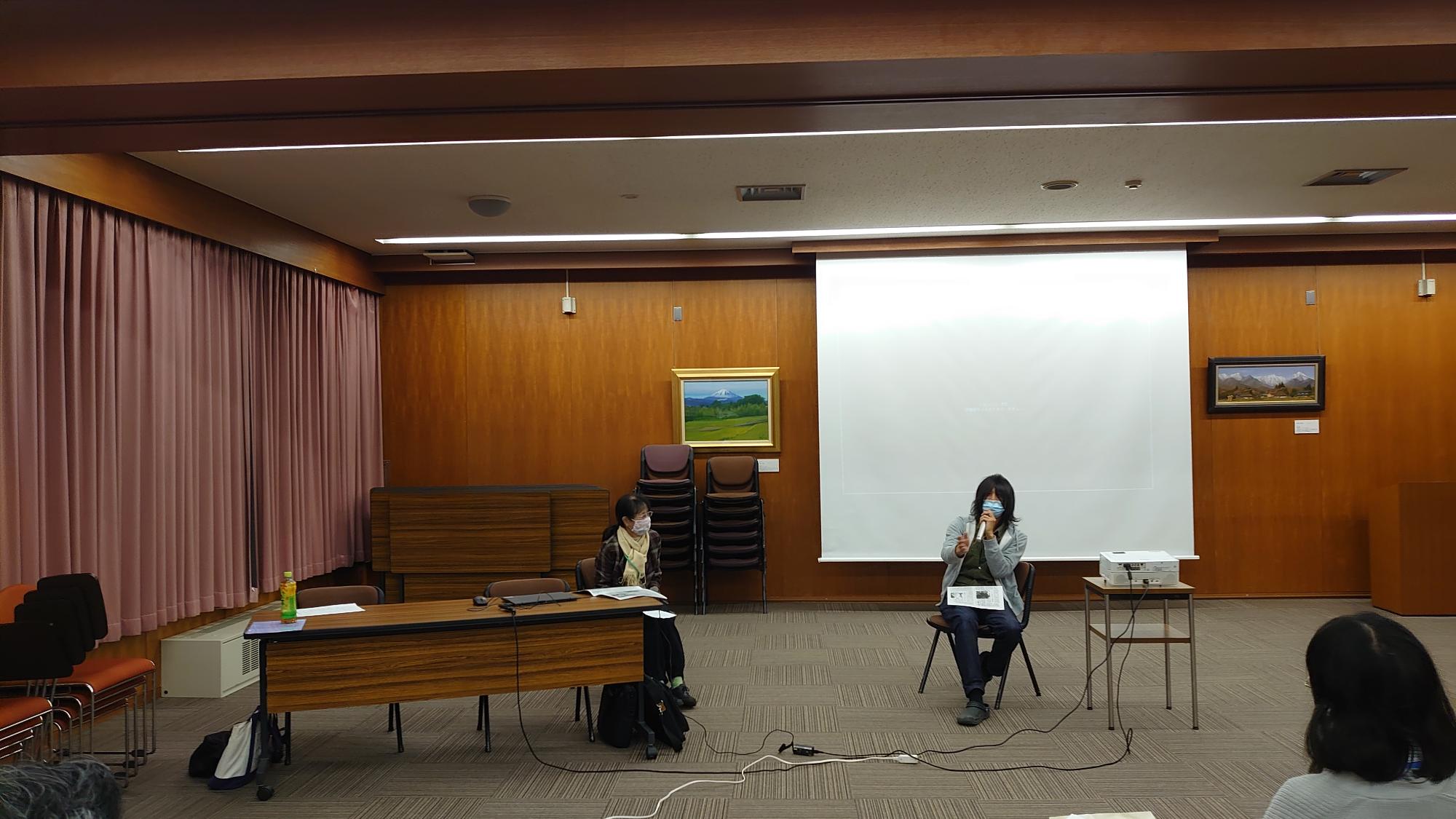 男性と女性が対談している様子