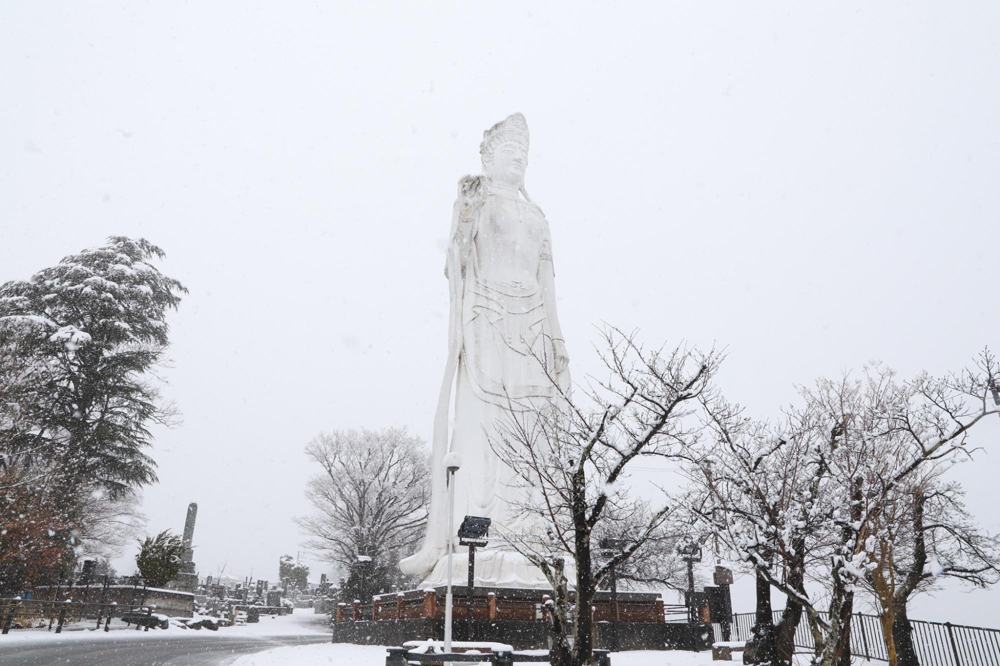 雪の日の平和観音