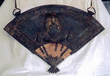 銅板が黒く錆びており、扇型の扇の部分に御正躰が作られている扇面御正躰の写真