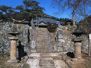 慈眼院正面の石階段下の歩道を挟むように左右に設置されている慈眼院六地蔵幢の写真