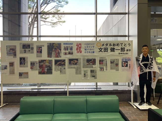 韮崎市役所での掲出の様子