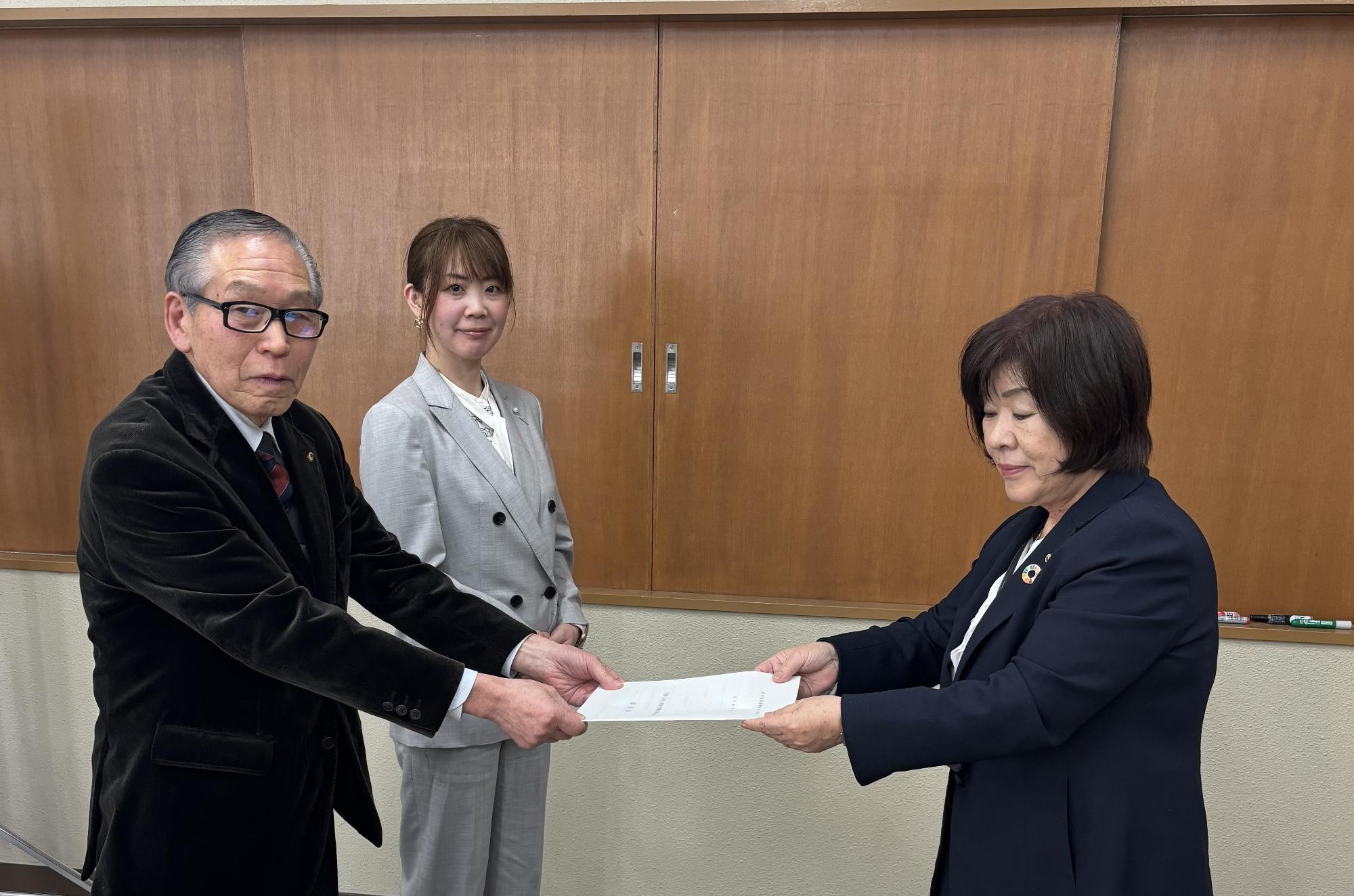 提言書提出の様子