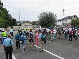 ウォーキング大会参加者が並んでいる写真