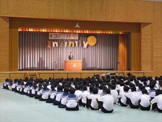 第50回西鐘祭で、壇上にたち挨拶をする市長の写真