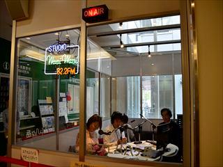 生放送に出演している市長の写真
