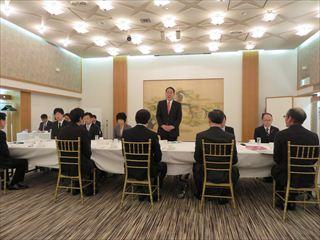 平成28年度県施策及び予算に関する提言・要望会で、立って話をする男性の写真