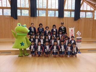 法被を着た子供たちと、関係者、ニーラーの集合写真