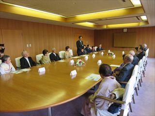 金婚夫婦を祝う会の参加者が着席し、市長が挨拶をしている写真