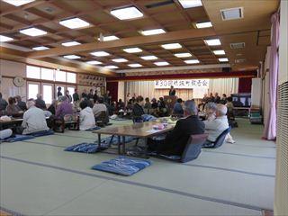穂坂町敬老会にて、挨拶をする市長の写真