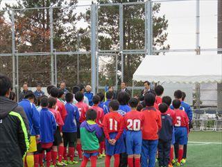 市長杯少年サッカー大会の開会式にて、挨拶をする市長の写真