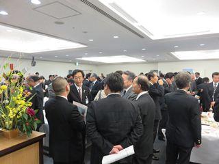 新春賀詞交歓会で、関係者と市長が話をしている写真