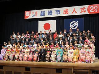 着物やスーツの成人者と、市長の集合写真