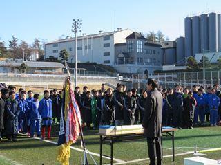 U12サッカー正月大会で、選手の前で話をする市長の写真