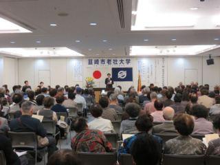 着席している参加者の前で話をする市長の写真