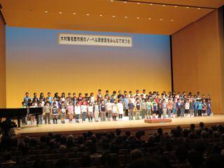 舞台上に並ぶたくさんの学生の写真