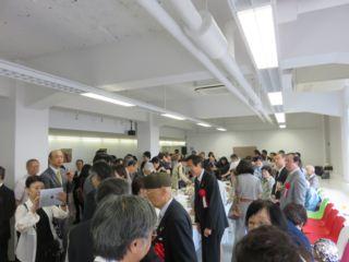関係者や、訪れた人と話をする市長の写真