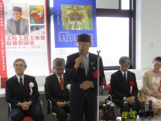 大村さんがマイクをもって話している写真