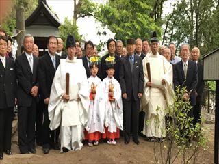 神職さん、巫女さん、市長や関係者が並ぶ集合写真