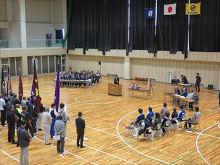 体育祭りの総合開会式で演台に立ち、話をする市長の写真