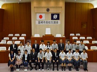 高校生の男女と市長、関係者の集合写真