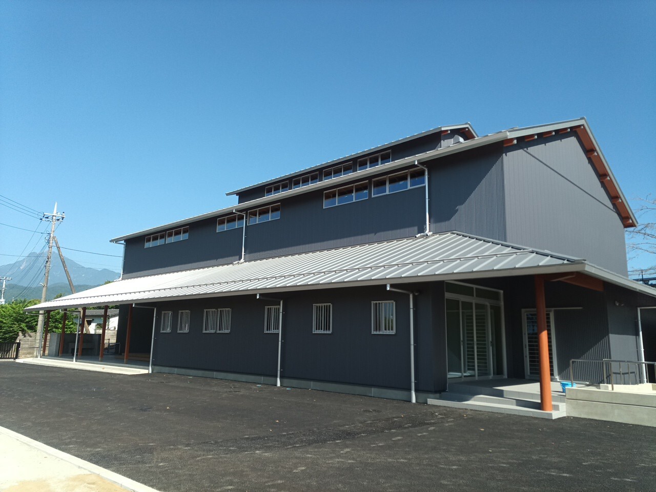 穴山屋内運動場外観
