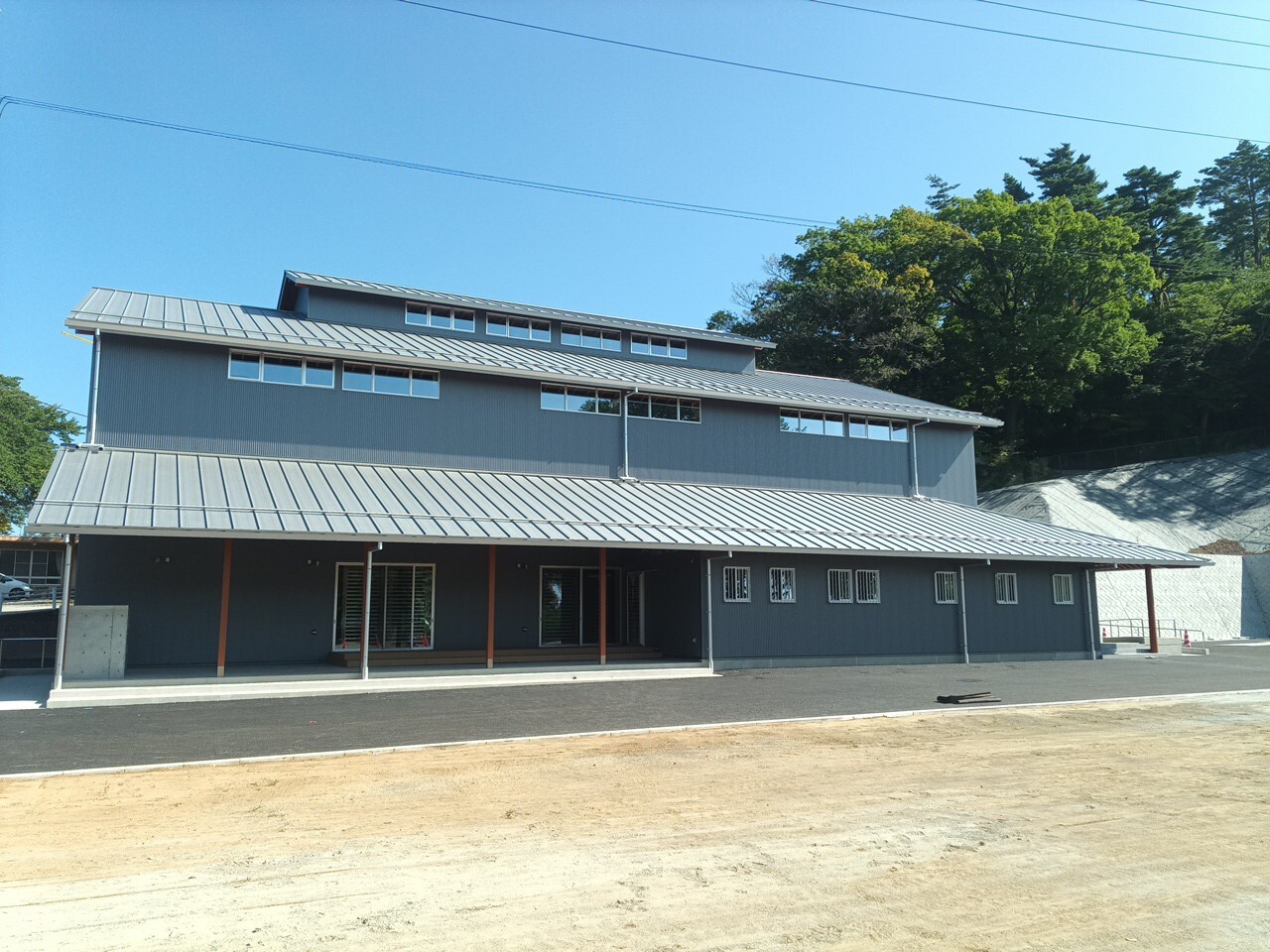 穴山屋内運動場外観