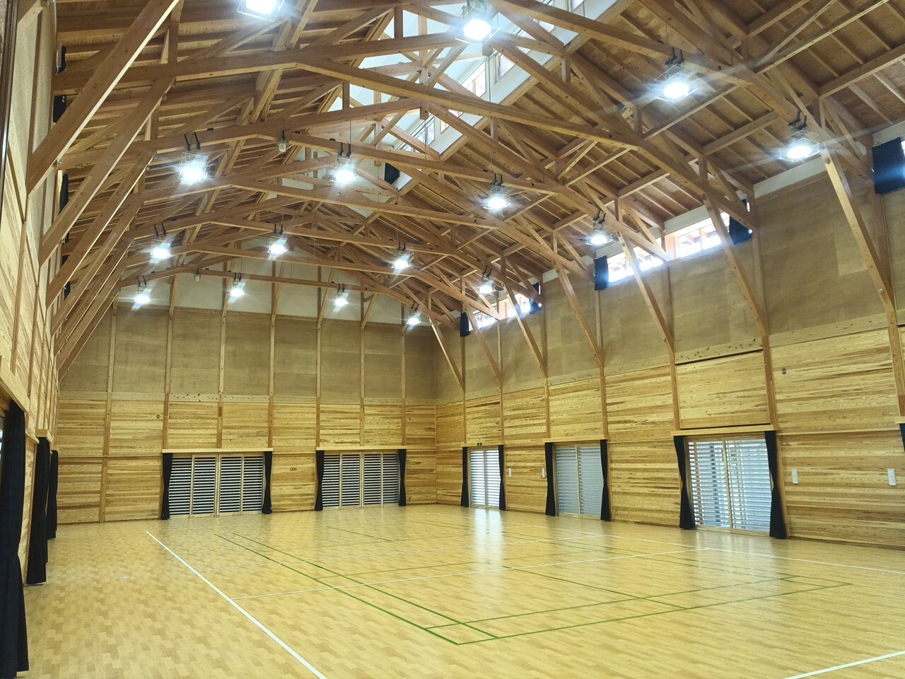 穴山屋内運動場