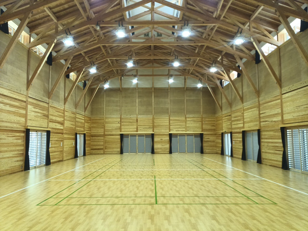 穴山屋内運動場