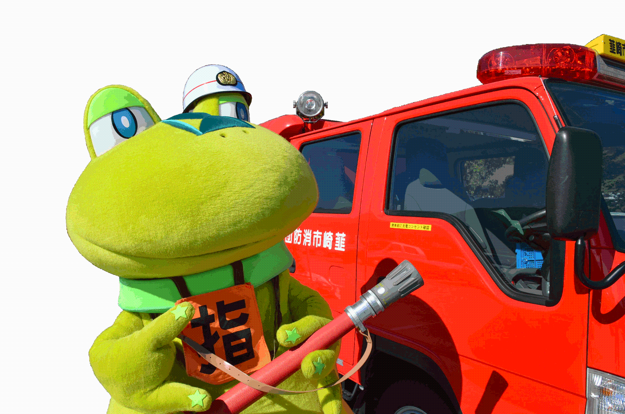 消防車の前で消火ホースを持っているニーラの写真