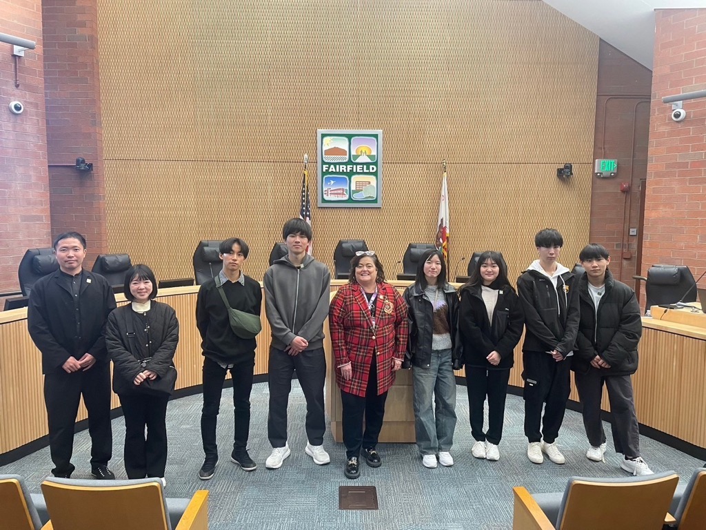 フェアフィールド市派遣学生が市長表敬訪問する様子