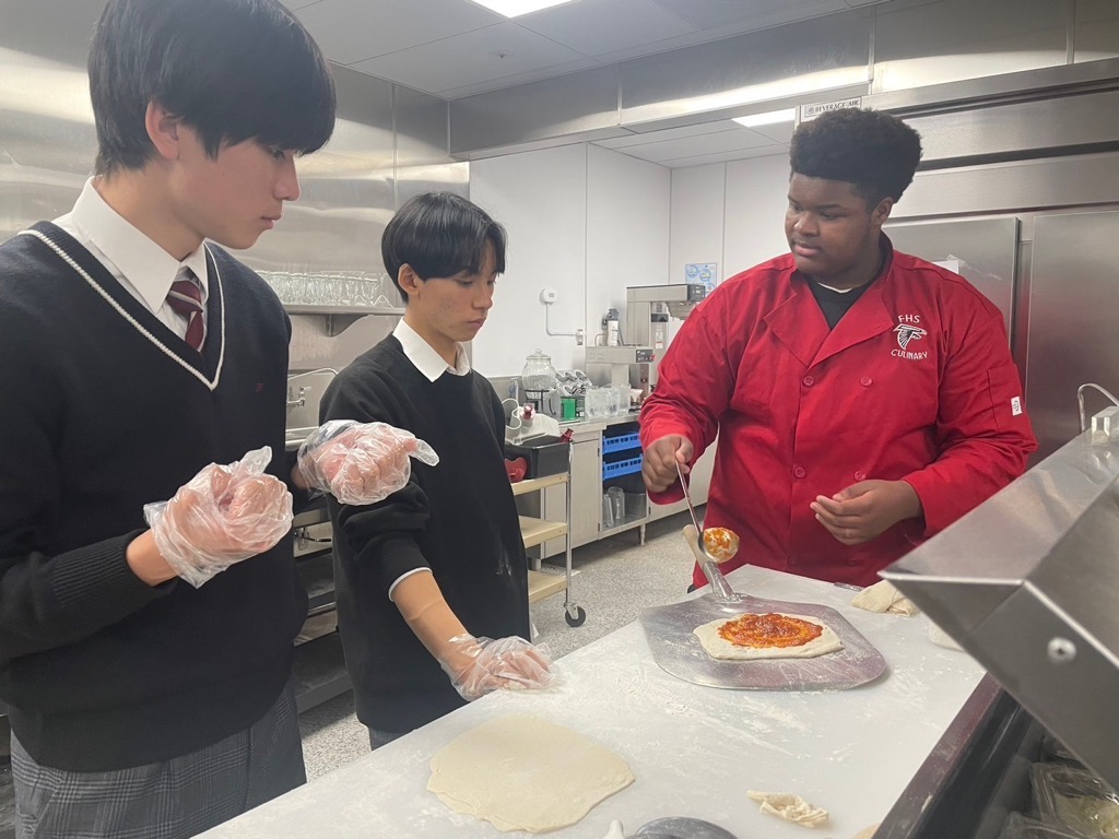 フェアフィールド市派遣学生が現地の高校でピザを作っている様子