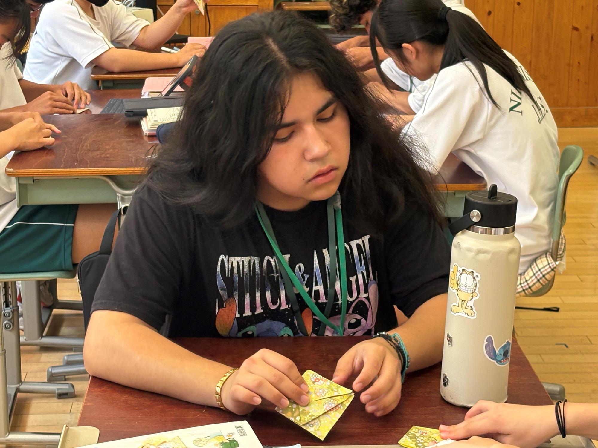 フェアフィールド市の高校生6名が太鼓に挑戦する様子