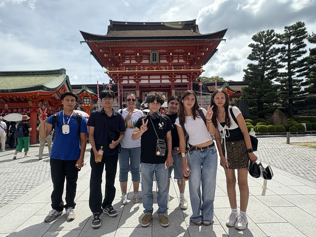 伏見稲荷の前で撮ったフェアフィールド市からの高校生と引率者の記念写真