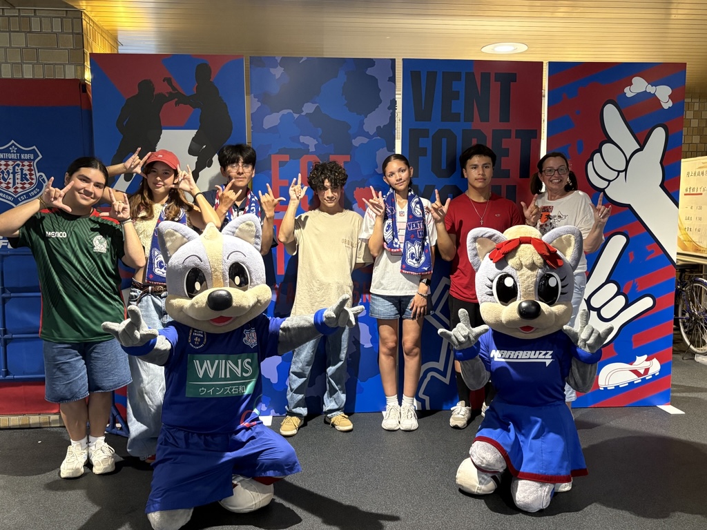 フェアフィールド市の高校生がヴァンフォーレサンクスデーに参加している写真