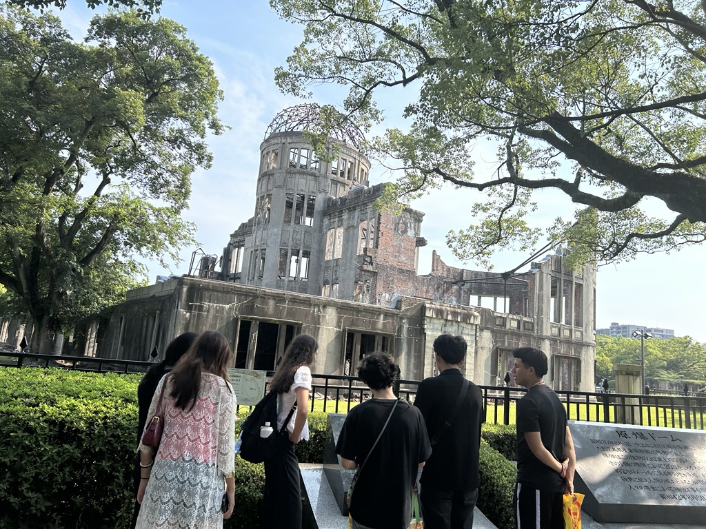 フィールド市の学生が広島原爆ドームを訪問した様子
