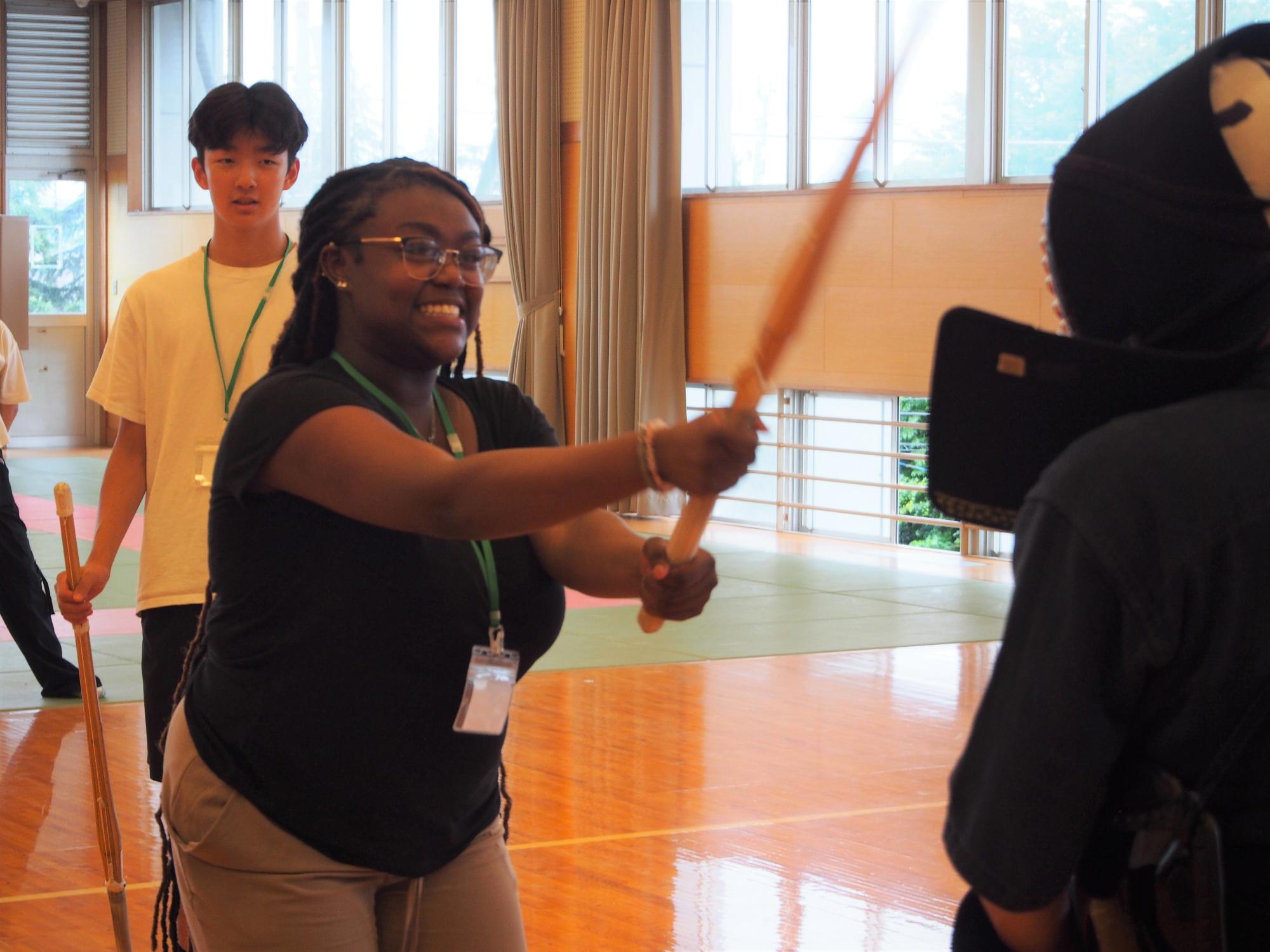 フェアフィールド市の学生が韮崎工業高校で剣道打ち込み体験を行う様子
