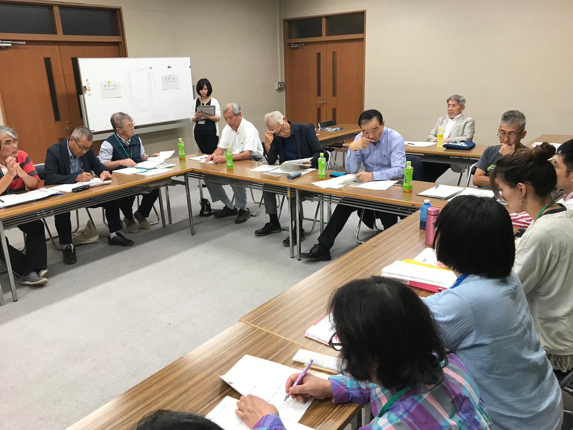 自治会長に向けて提言の発表をしている様子