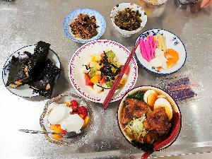 完成した和風ラーメン、アボカドと木綿豆腐のサラダ、フルーツヨーグルトが並べられた写真