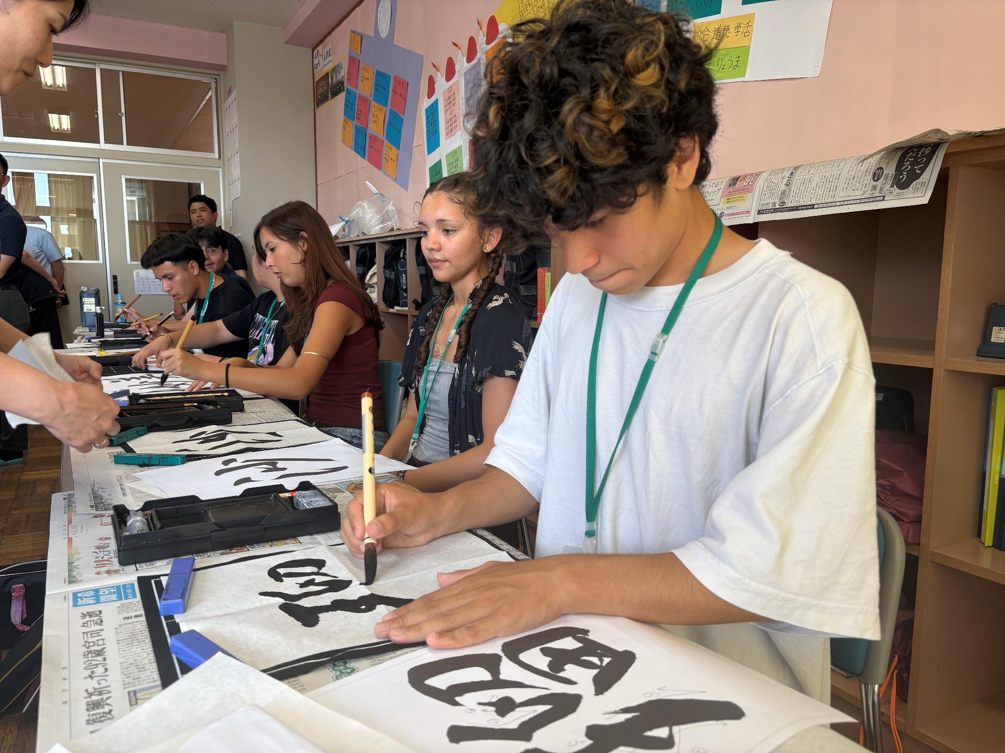 フェアフィールド市の高校生が習字に挑戦する様子