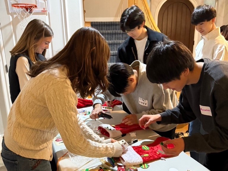 フィールド市派遣学生が靴下にクリスマスの飾りつけを行う様子