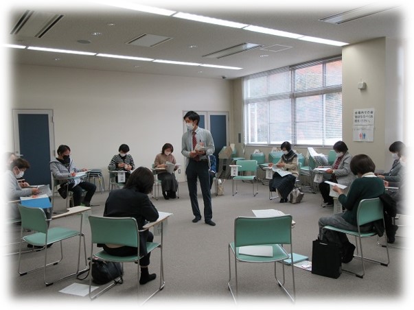 男性職員が愛育班員に認知症サポーター養成講座を行っている
