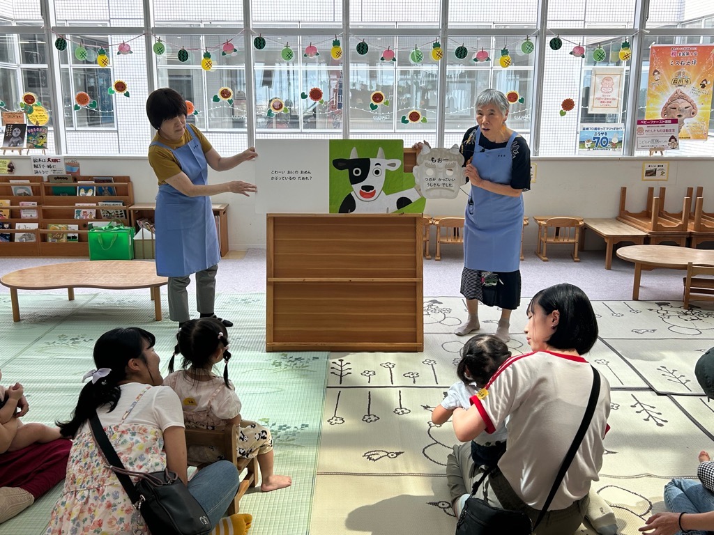 子育て支援センターへの大型絵本のプレゼントと読み聞かせ会