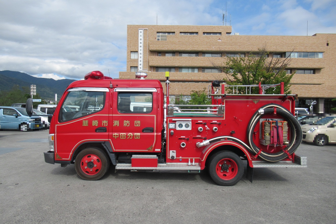 車両外観(左側：現在は赤色灯回転及び標識灯無し)