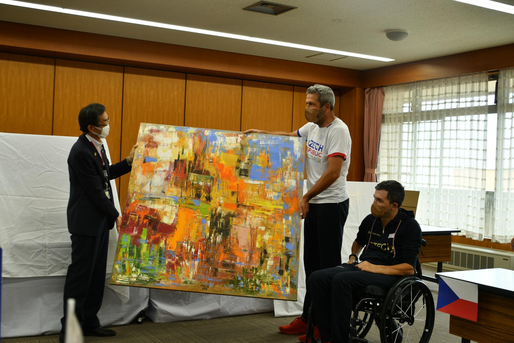 報告会絵画受け取り