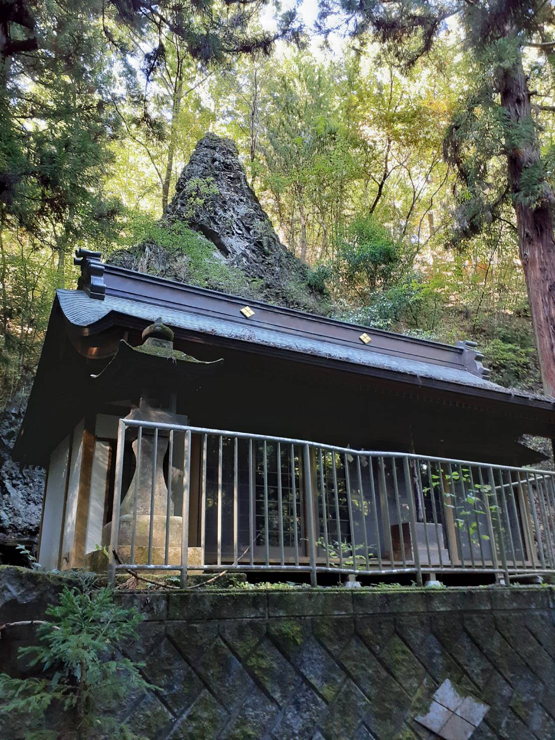 巌宮諏訪神社の巨岩