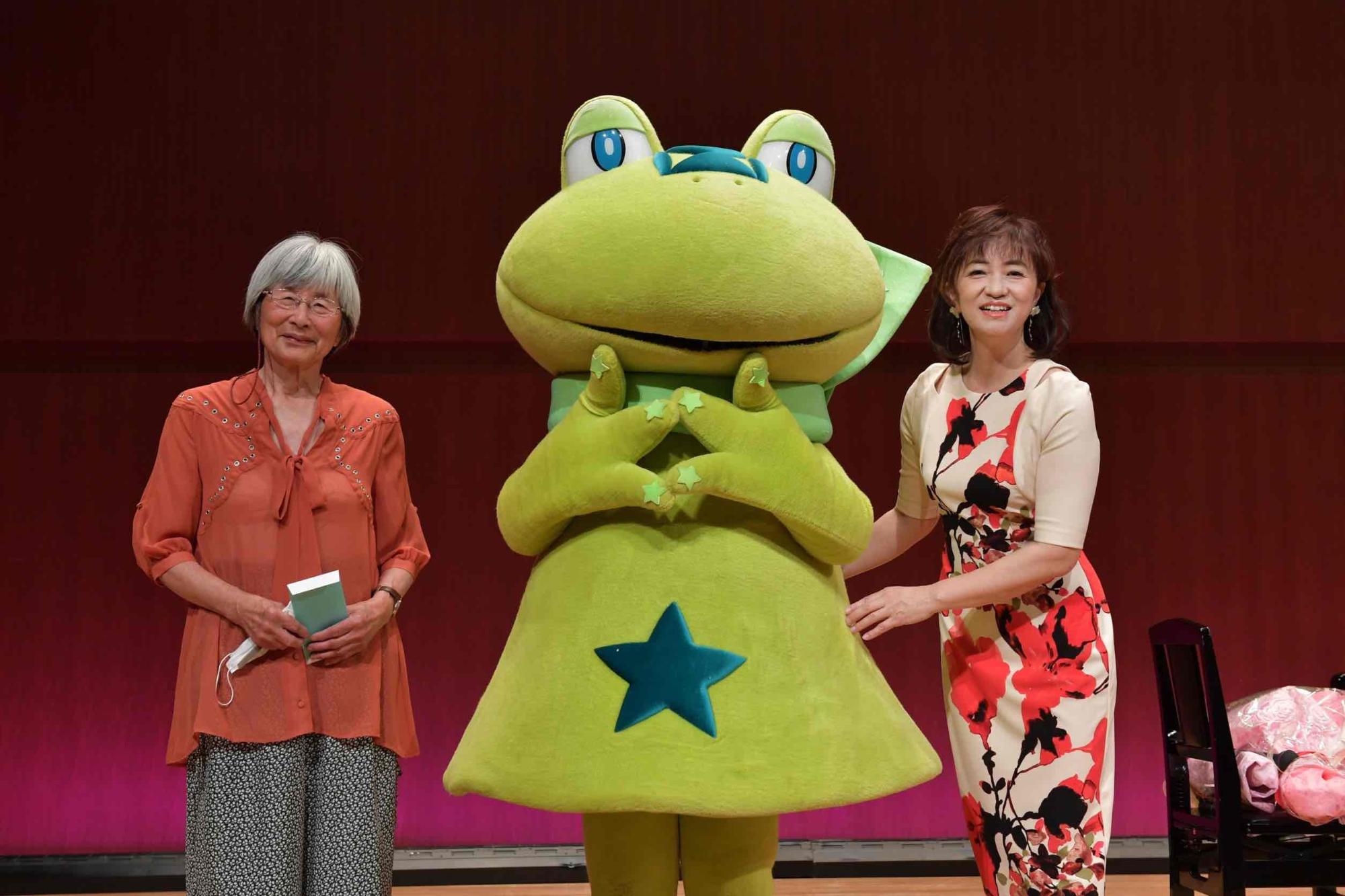 ニーラがお祝いに来てくれた様子