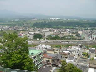 公園から見える韮崎駅の写真