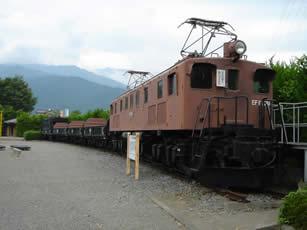 公園内に設置してある茶色い色のEF15型電機機関車の写真