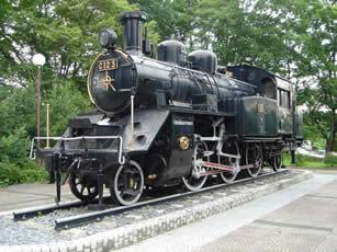 レールの上に設置された黒いC125蒸気機関車の写真